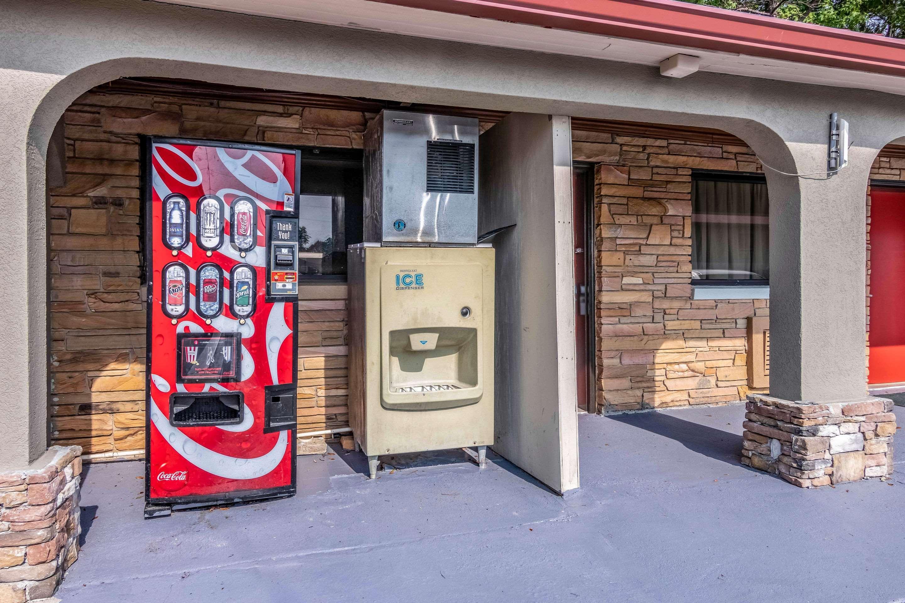 Americas Best Value Inn Opelika Bagian luar foto