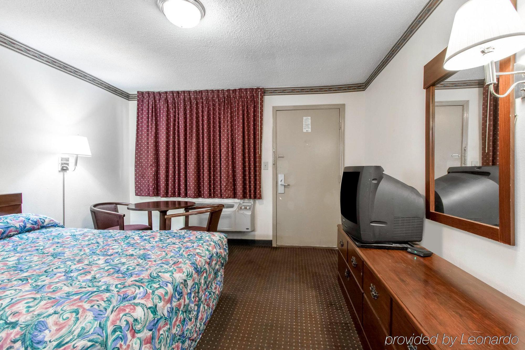 Americas Best Value Inn Opelika Bagian luar foto