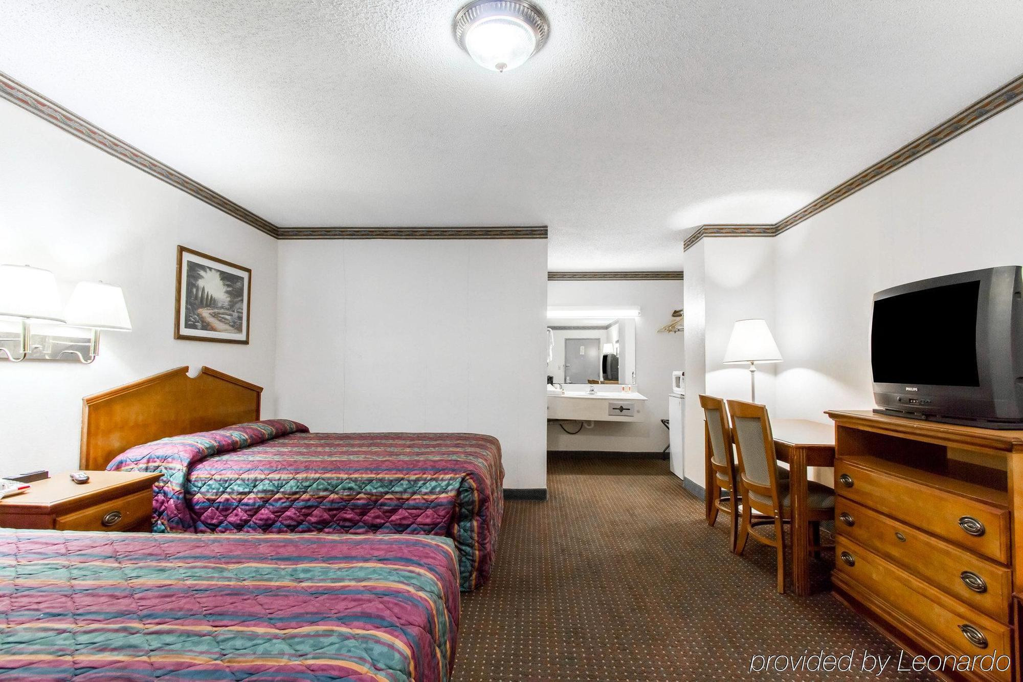 Americas Best Value Inn Opelika Bagian luar foto
