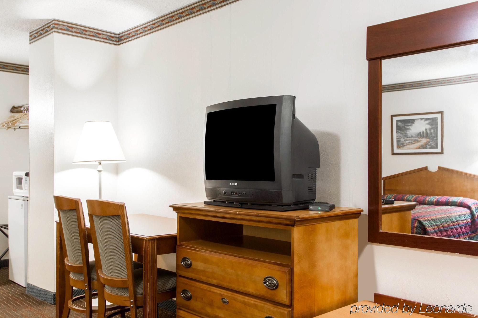 Americas Best Value Inn Opelika Bagian luar foto