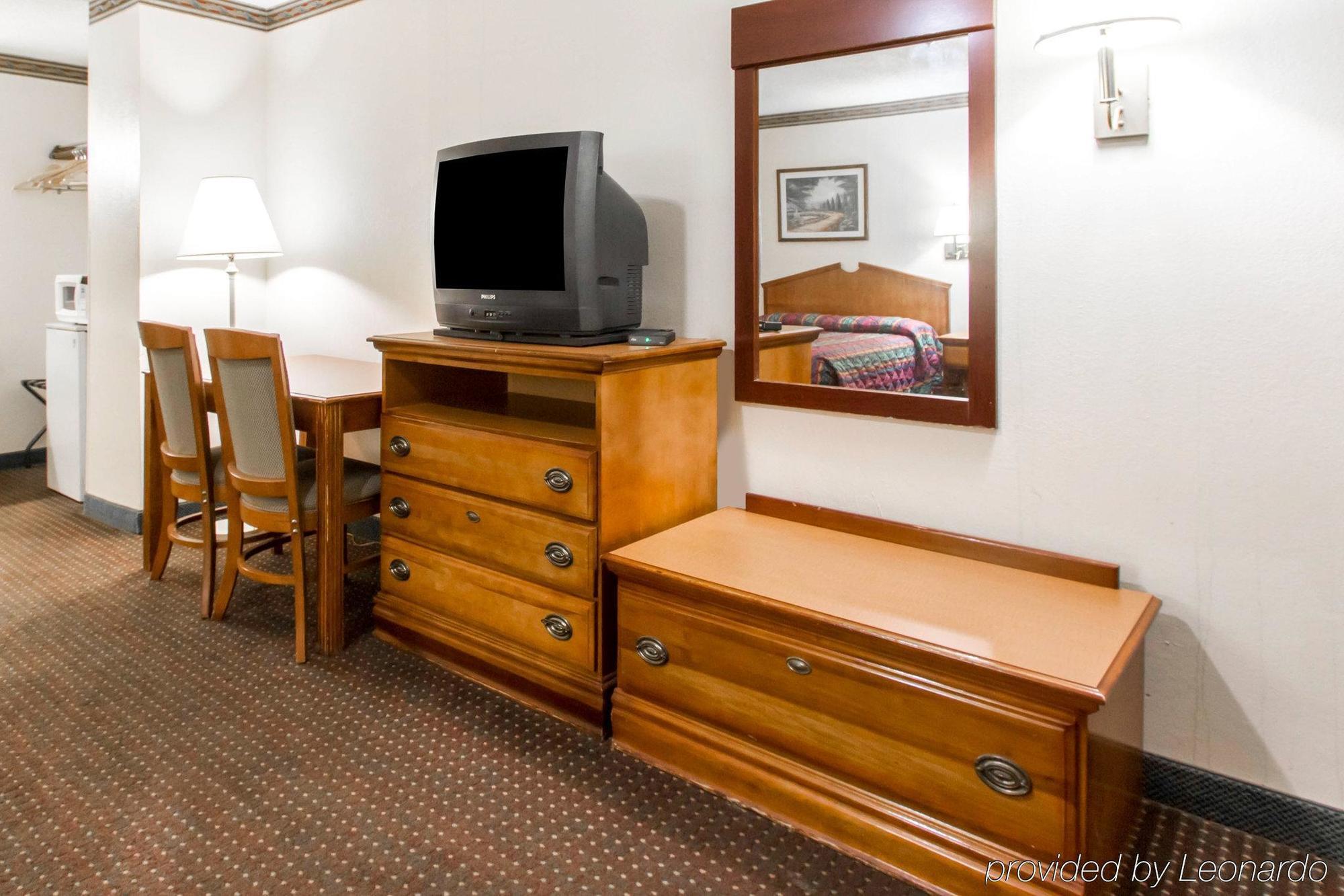 Americas Best Value Inn Opelika Bagian luar foto