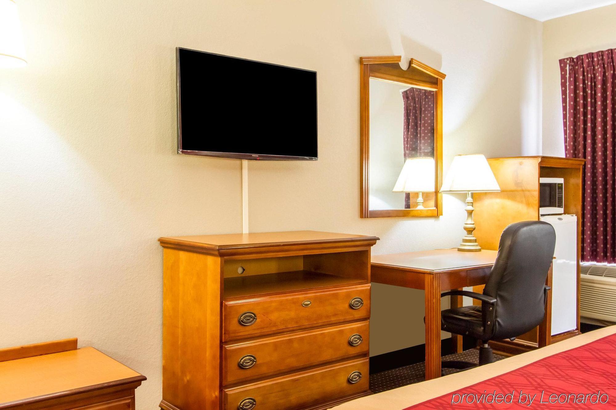 Americas Best Value Inn Opelika Bagian luar foto
