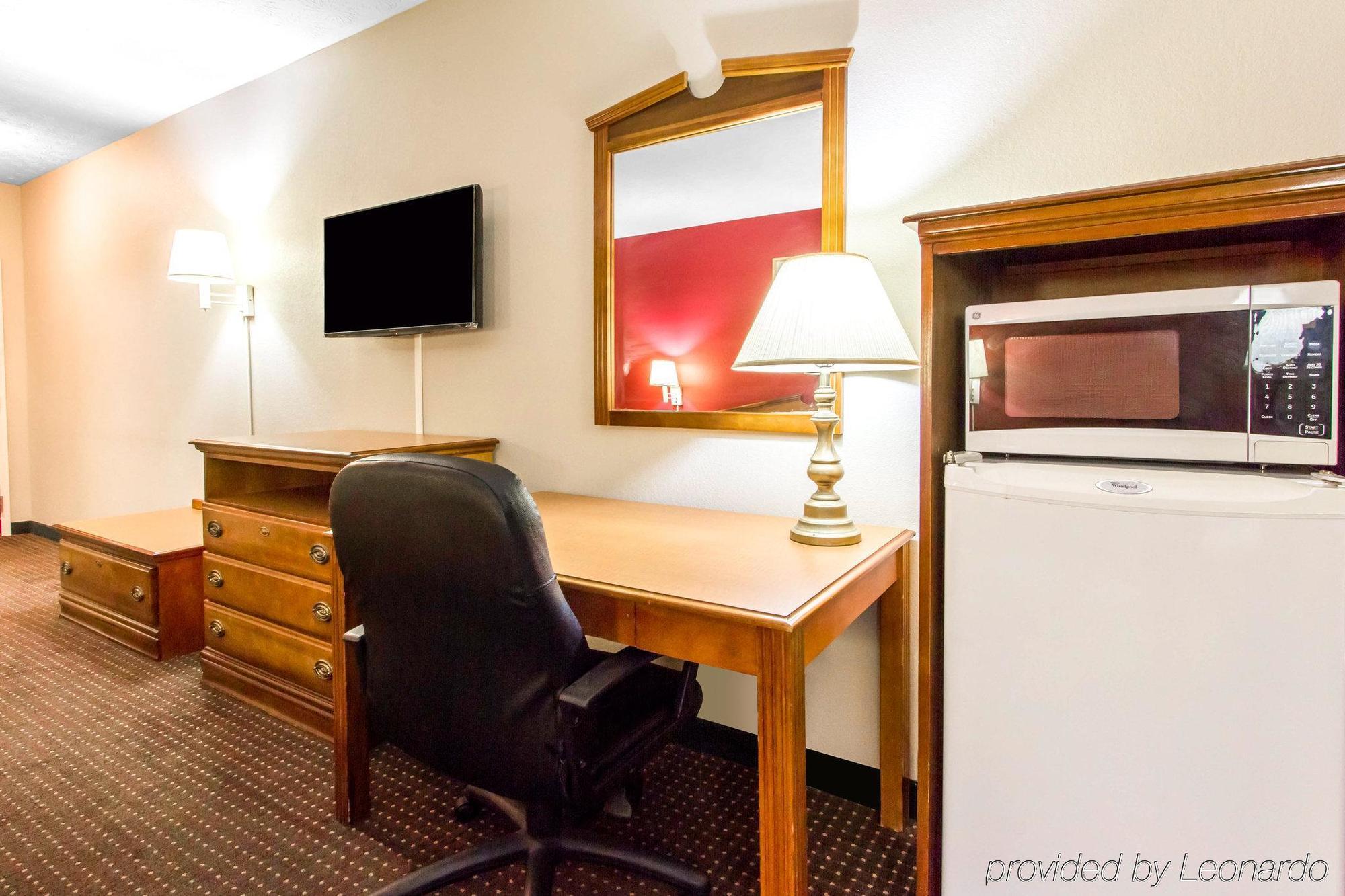 Americas Best Value Inn Opelika Bagian luar foto