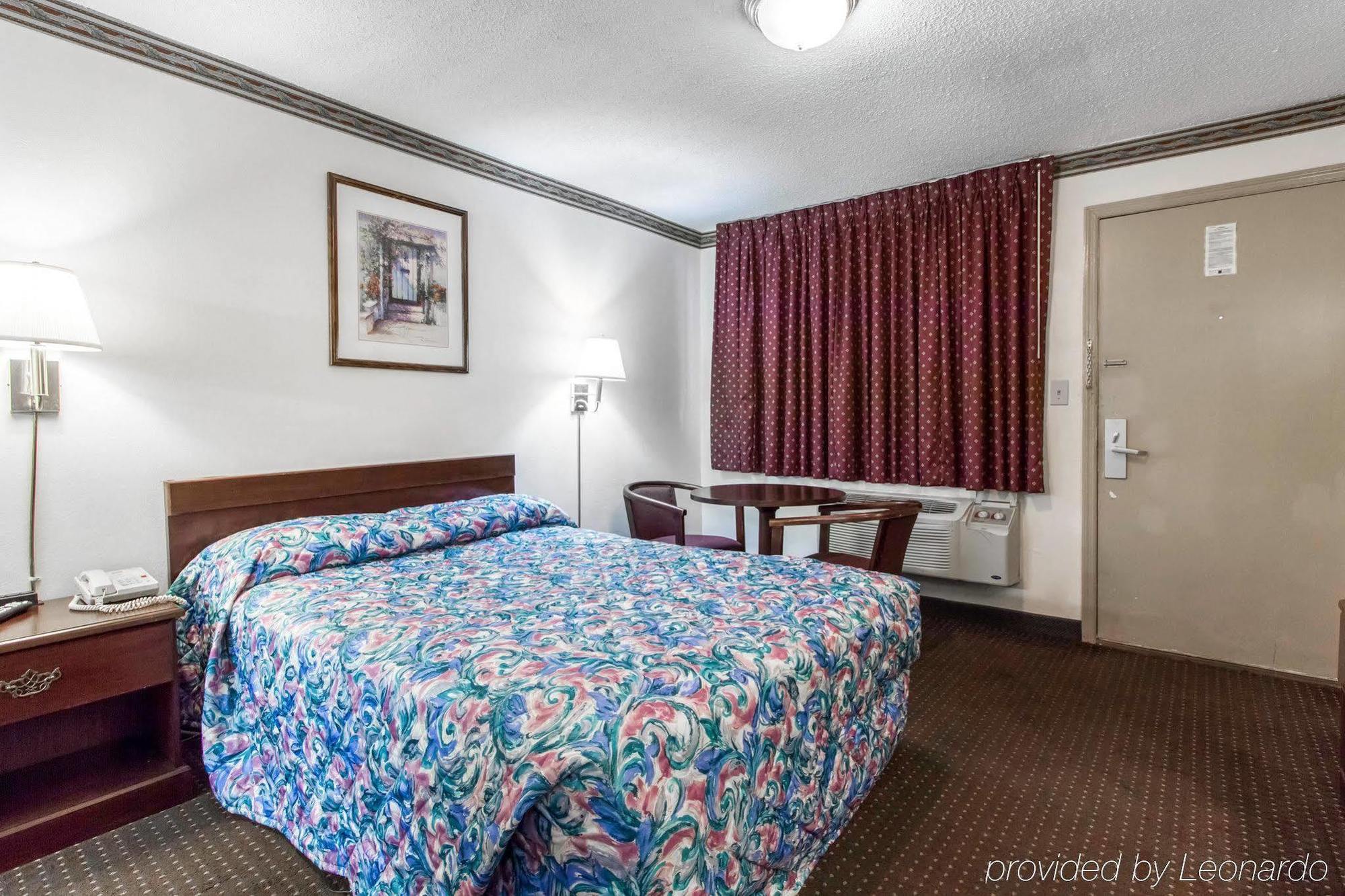 Americas Best Value Inn Opelika Bagian luar foto