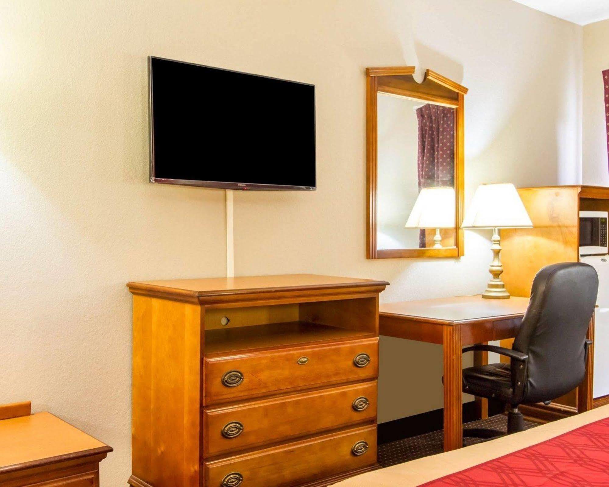 Americas Best Value Inn Opelika Bagian luar foto