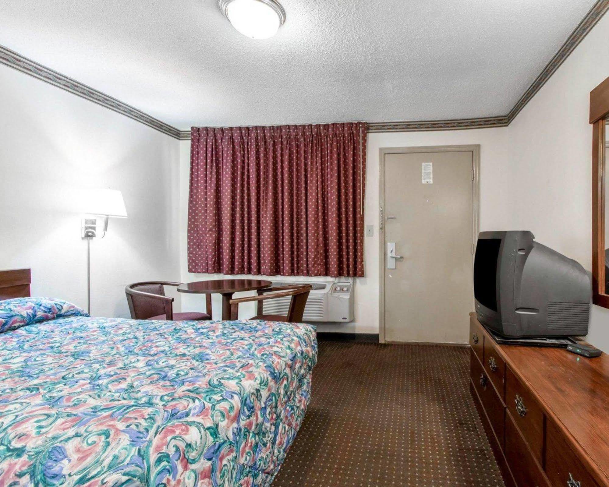 Americas Best Value Inn Opelika Bagian luar foto