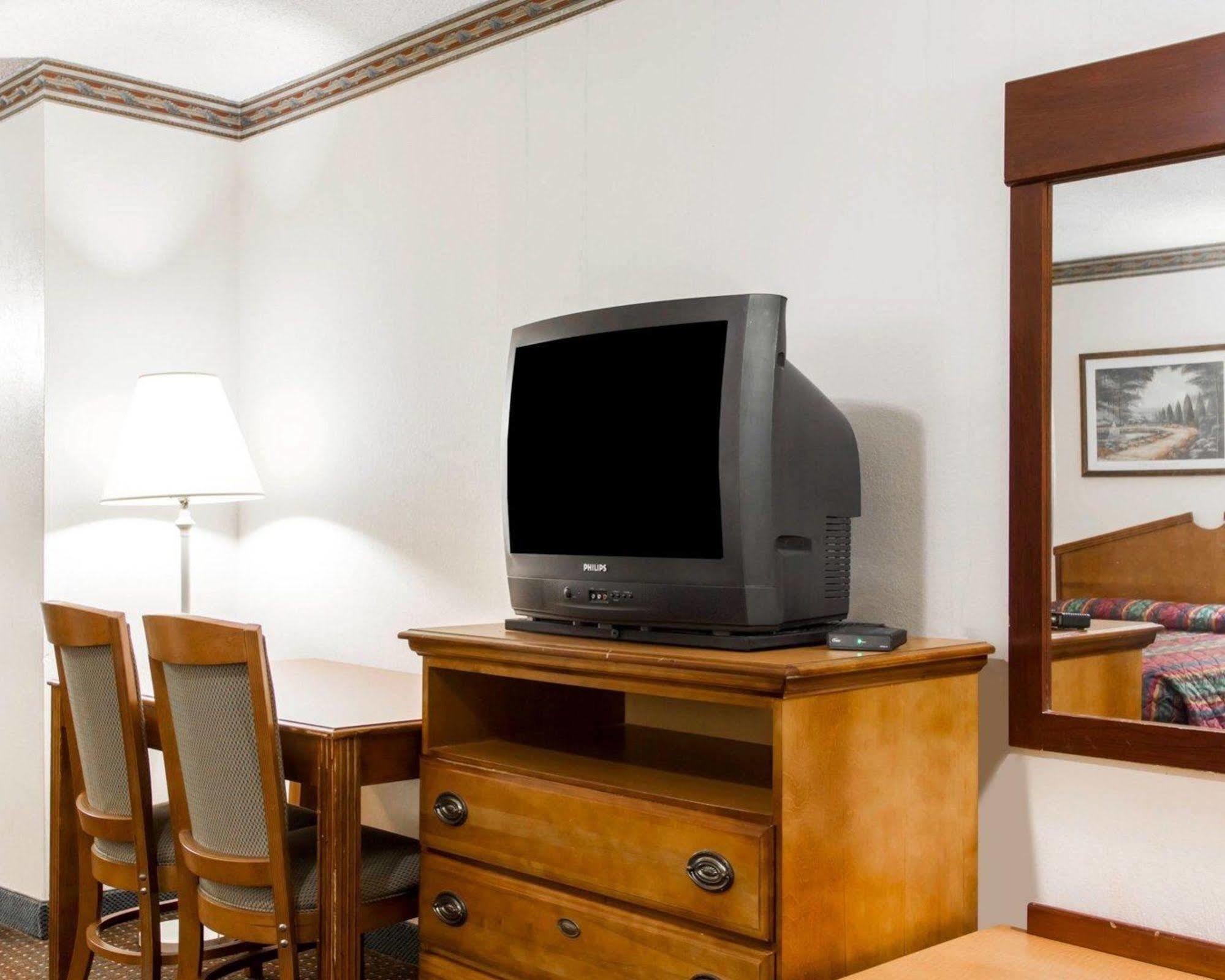 Americas Best Value Inn Opelika Bagian luar foto