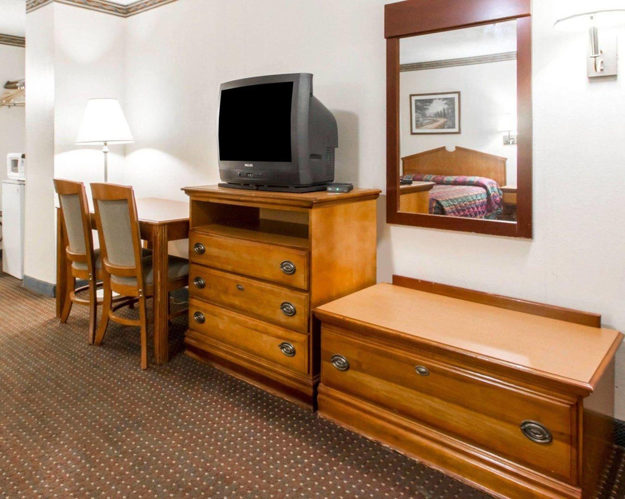 Americas Best Value Inn Opelika Bagian luar foto