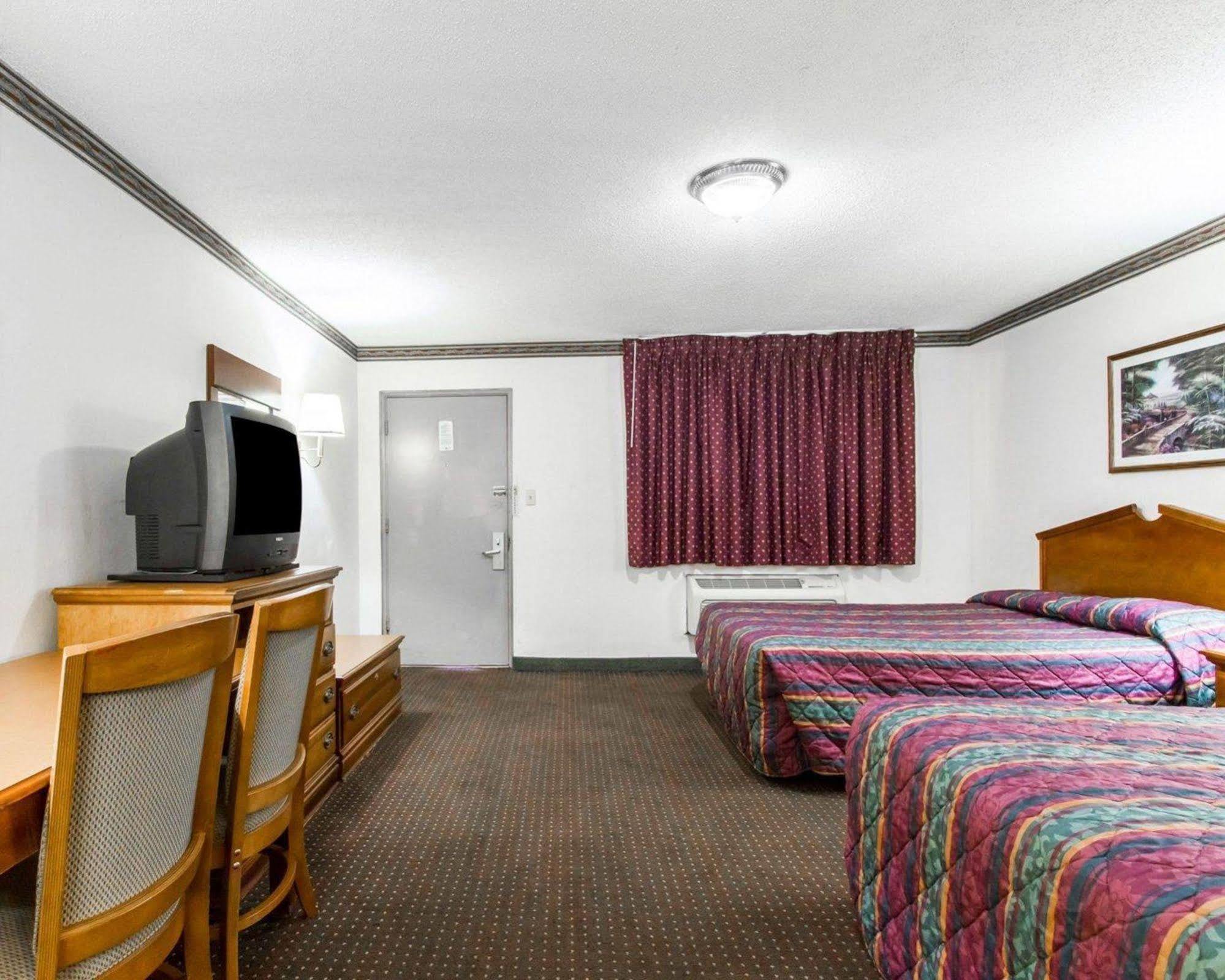 Americas Best Value Inn Opelika Bagian luar foto